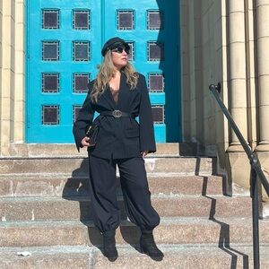 TREND NWT ZARA  PINSTRIPE BALLOON PANTS
NAVY / WHITE 
🚨FIRM PRICE NO DISCOUNT